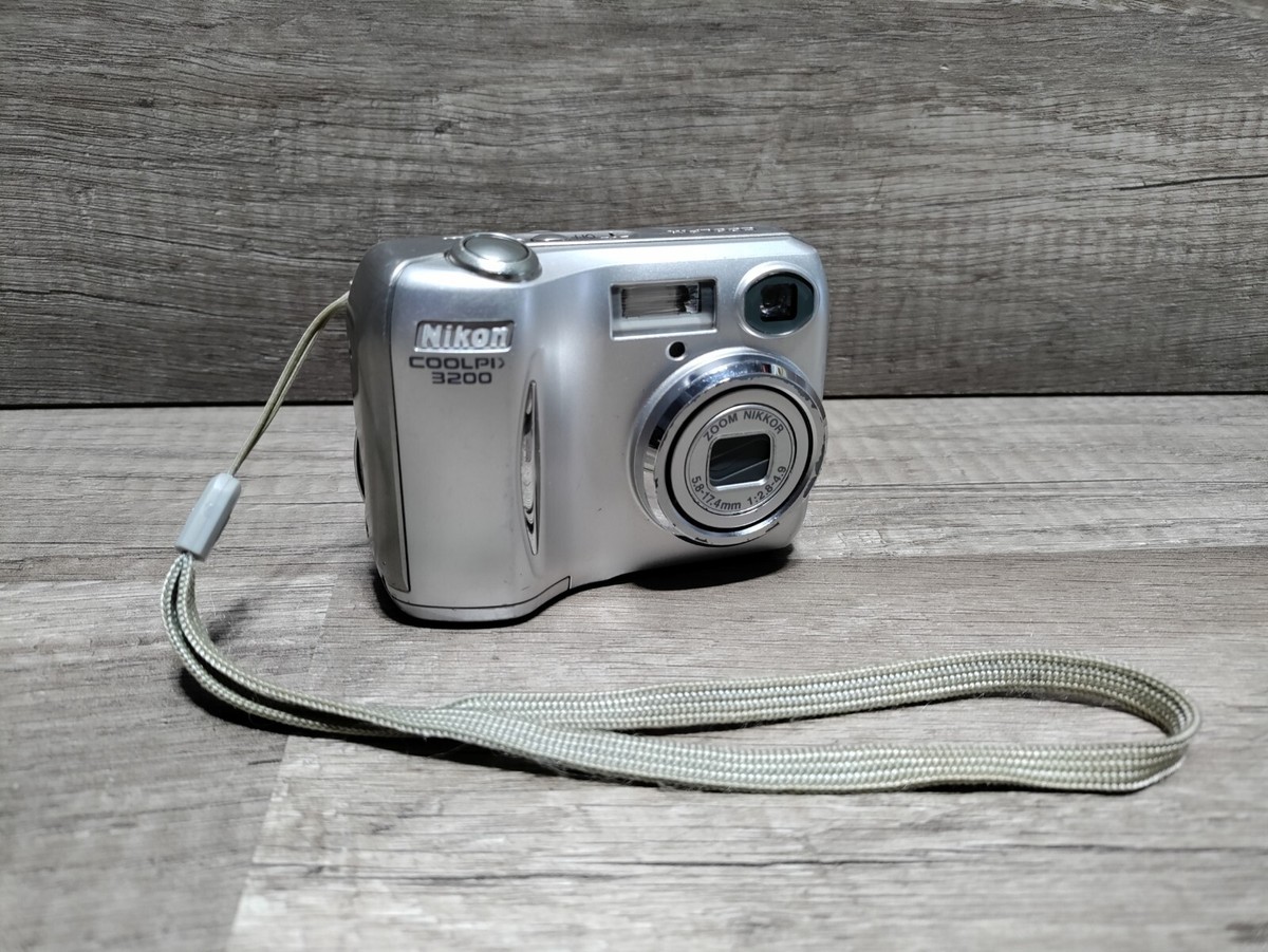 Nikon CoolPix E3200 3.2MP Compact Digital Camera Zoom Silver WORKS
