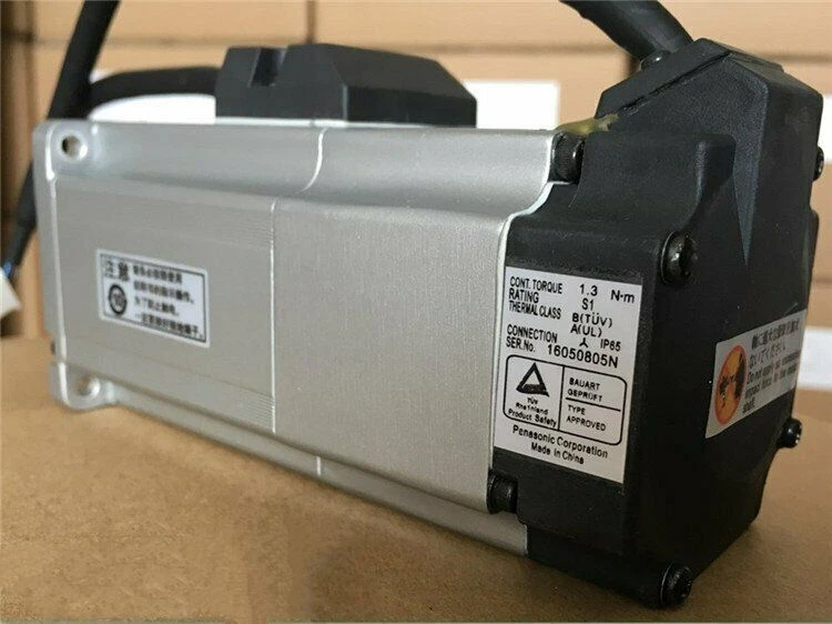 中古　Panasonic MSM042P1E AC SERVO MOTOR Panasonic MHMD042P1T 1PC New Servo Motor In Box Expedited Shipping