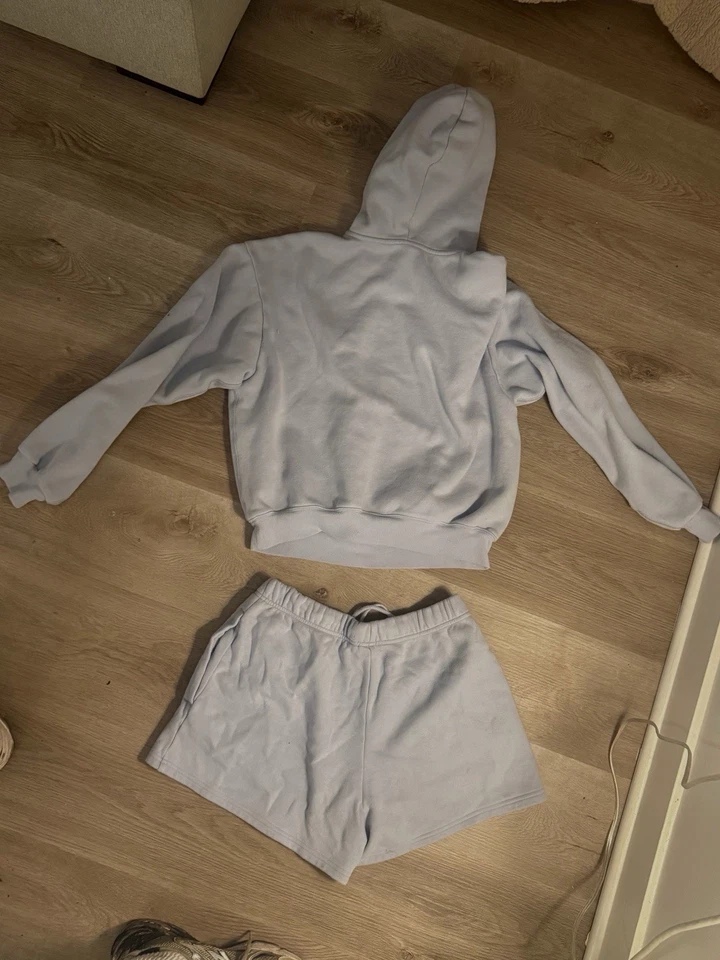 Conjunto de sudadera Skims azul claro, pequeñas manchas en la foto Top mediano, shorts pequeños Foto 2 de 4