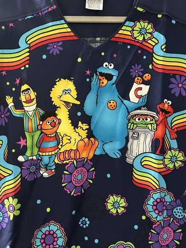 Sesame Street Tooniforms Scrub Top Women’s M All Over Print New Without Tags - Picture 2 of 7