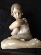 Royal Copenhagen Denmark unbeschädigt Vitrinen Ware / 1. Wahl / Mädchen mit Kind