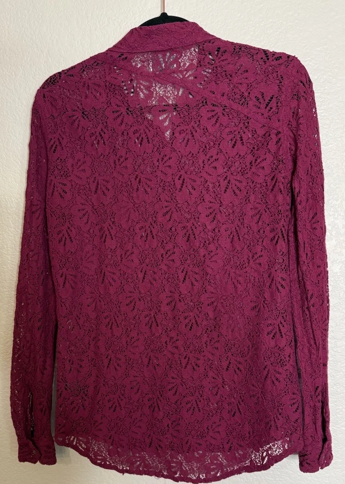 Blusa Volcom Para Mujer XS Borgoña Abotonada Top Encaje Preppy Boho Salir de Viaje Foto 2 de 4