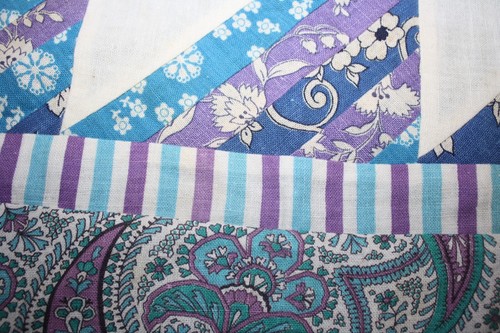 Antiker Nachlass FEED SACK Quilt Top Sonnenschein & Schatten 22""x28"" blau lila - Bild 3 von 7