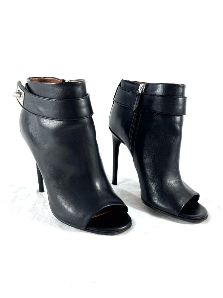 Botines GIVENCHY de cuero negro con bloqueo de tiburón punta abierta marcados como 35 - 5 EE. UU. Foto 3 de 4
