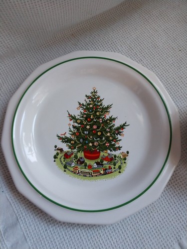 Vintage Pfaltzgraff Christmas Heritage Plate Festive Holiday Tree & Train & Cup - Picture 4 of 5