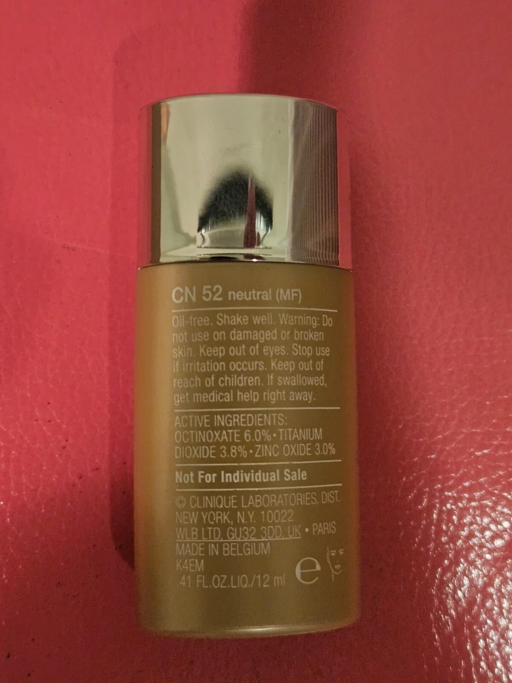 Maquillaje Clinique Even Better Glow Light Reflectante FPS15~CN52 neutro~0,41 oz~NUEVO SIN CAJA Foto 2 de 2