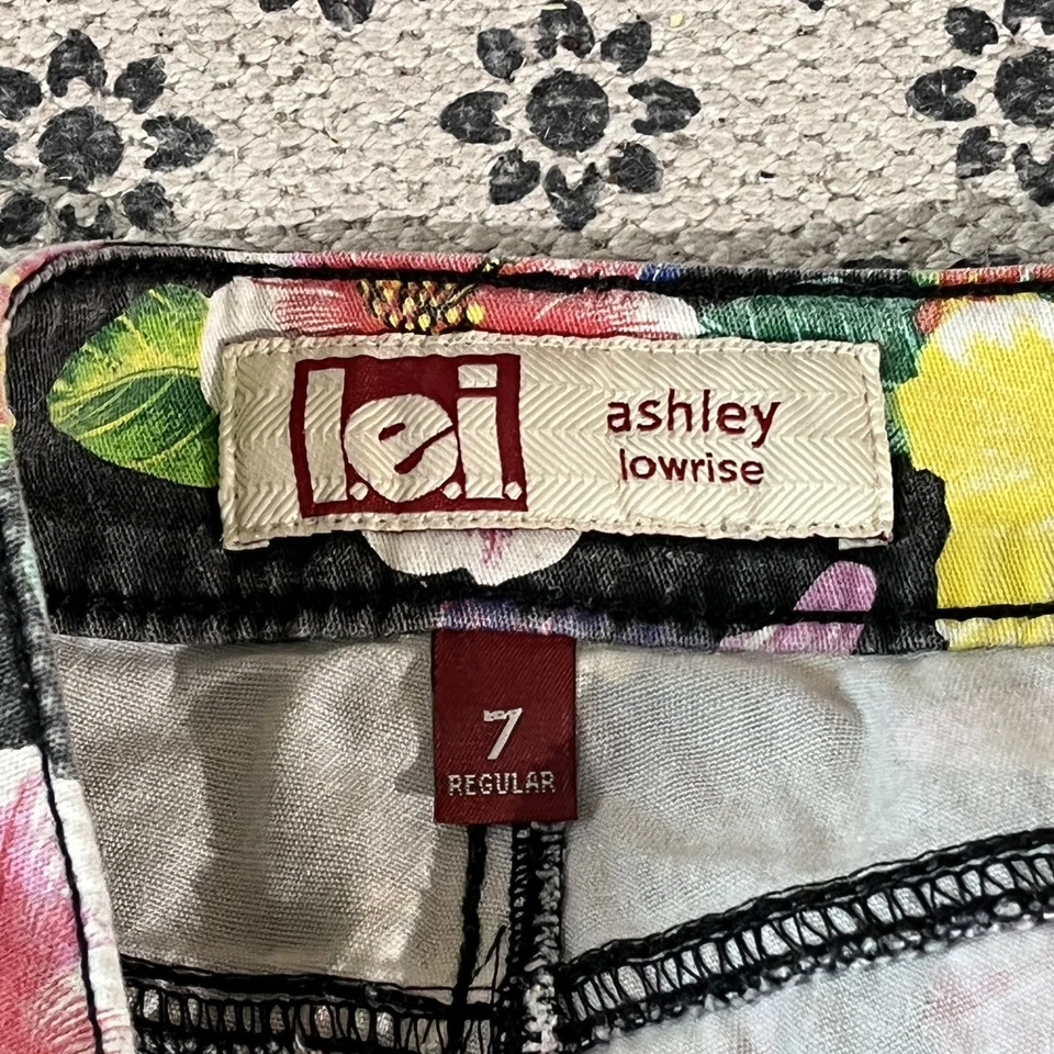 Pantalones cortos de jean LEI Ashley tiro bajo talla 7 29” cintura floral con puños Foto 3 de 4