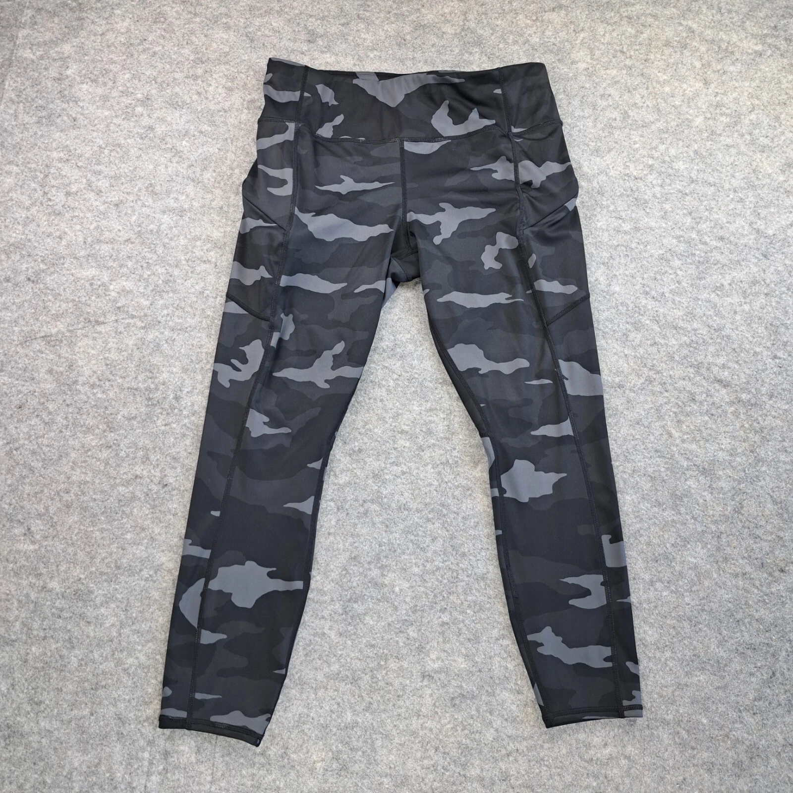 athleta camo tight ankle 7/8 zip pockets cropped leggings