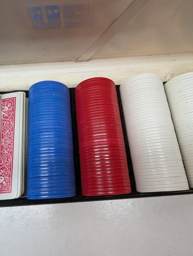 US Playing Card Co Poker Set Chips und Karten in schwarzem Hartschalenkoffer 10,5 Zoll - Bild 5 von 8