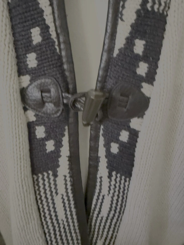 Chaleco Suéter Fylo Talla L Marfil con Borde Azteca Negro y Dorado Acento Botón Palanca Foto 3 de 4