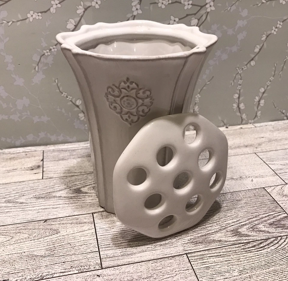 Jarrón de cerámica blanco Southern Living con tapa de rana con flores Foto 2 de 4