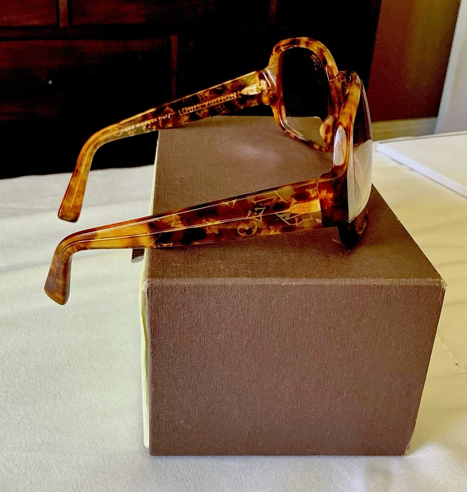 Gafas de sol Louis Vuitton para dama diseño de monograma LV HECHAS A MANO en ITALIA con estuche caja Foto 3 de 4