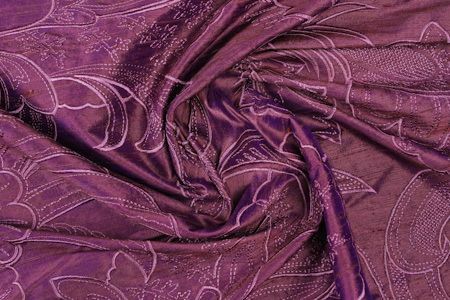 Soie brodée Chinese Violet, l'étoffe anti-plis pour créer des vêtements sur mesure