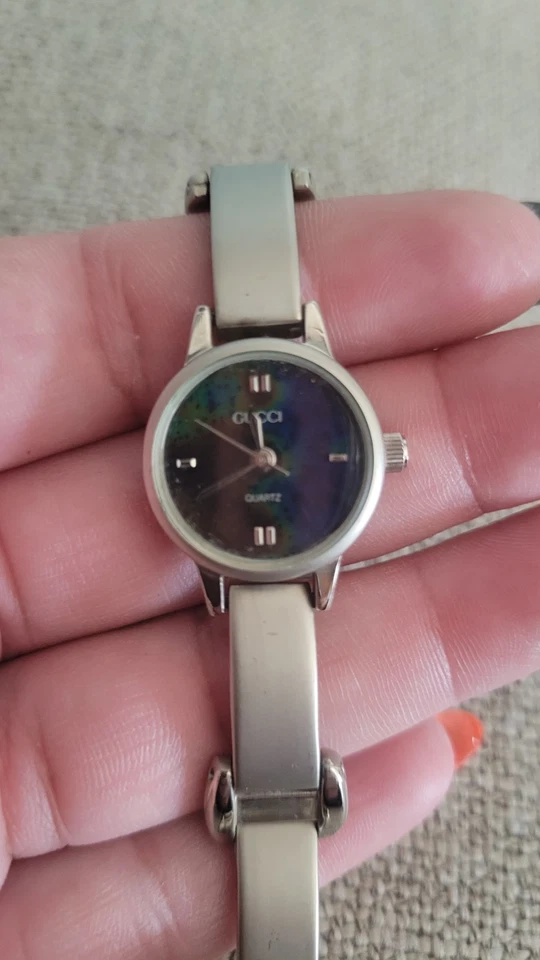 Reloj pulsera para mujer tono plata esfera negra | Marcado "Gucci" | Sin probar /... Foto 3 de 4