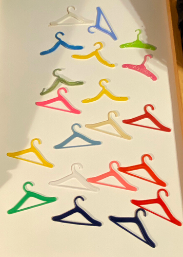 Lot of 20 VINTAGE 1960's PLASTIC HANGERS Barbie Tammy Assorted Colors - Picture 3 of 3