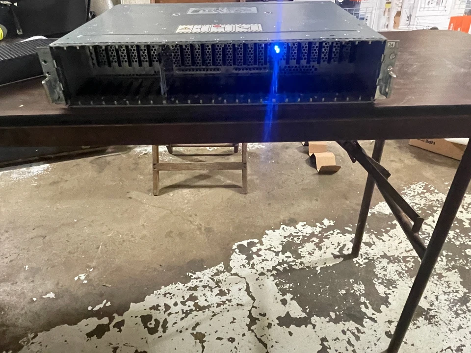 EMC SAE SAS 25-2.5in-Bay Storage Array Enclosure w/ 2xPSU,2 Ctrl-100-586-100-01 - Image 3 of 4