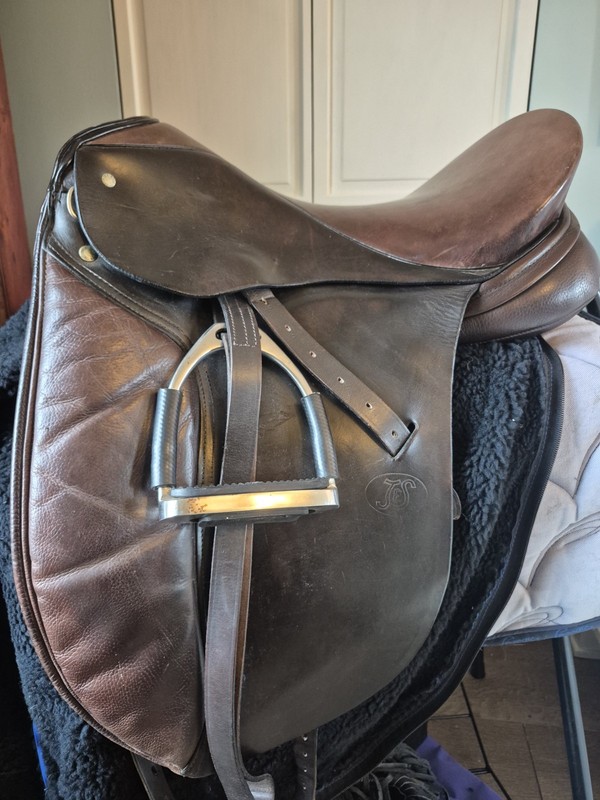 Schleese Dressage saddle 18"