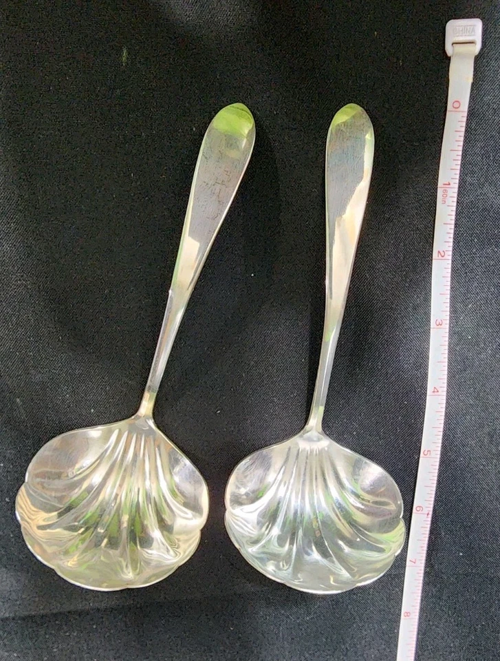 LOTE DE 2 CONCHAS WM ROGERS MEADOS DO SÉCULO VINTAGE 1960 HUTTON MOLHO BANHADO A PRATA 🍝 - Imagem 3 de 4