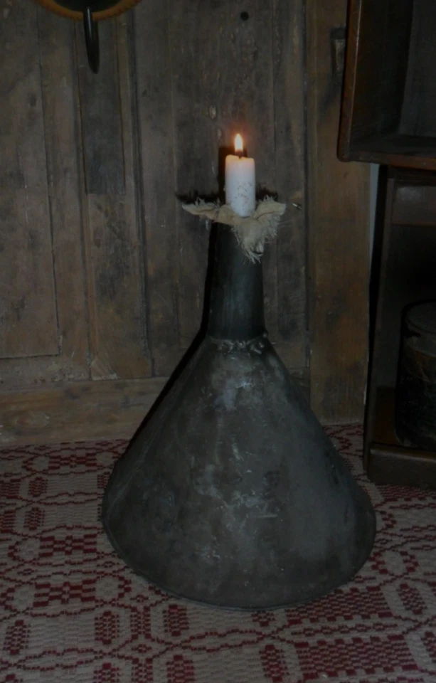 Iluminación temprana primitiva, vela de cera envejecida, embudo antiguo grande Foto 2 de 4