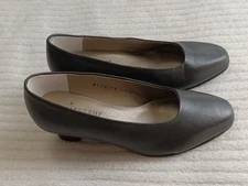 MARK LEMP CLASSICS Black Leather SOLID SLIP ON PUMPS Size 5.5 Wide Shoes