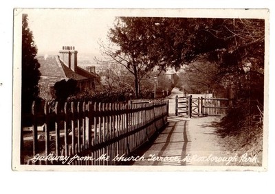 Middlesex. Tor von der Kirchenterrasse zum Roxborough Park. Egge. R/P.