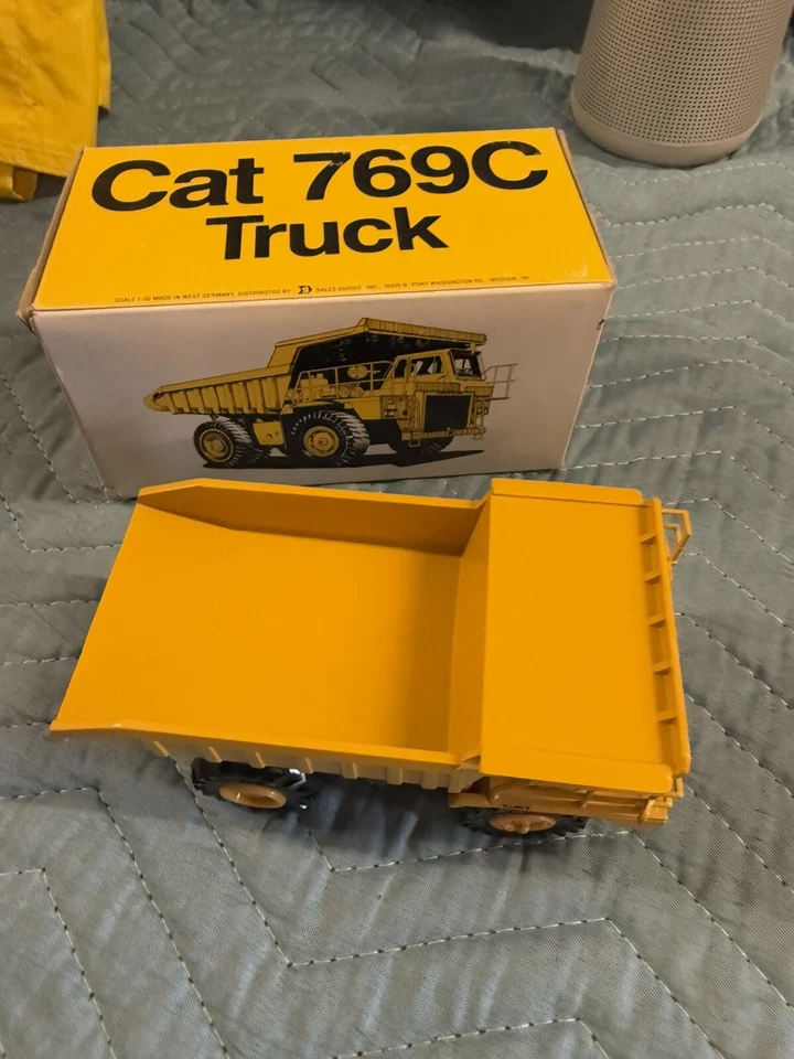 Camión de volteo NZG 1:50 CAT 769C No.222 construcción fundida a presión Caterpillar Alemania Foto 2 de 4