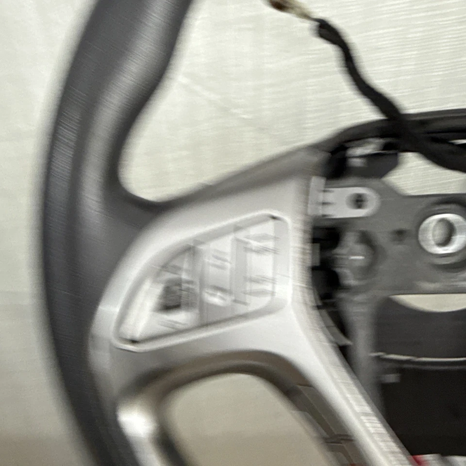 2010-2015 Hyundai Tucson OEM steering wheel w/ control switches 11 12 13 14 15 - Image 3 of 4