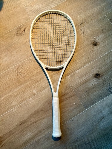 Custom All-White Wilson Blade V8 18x20 Tennisschläger - Griffweite 3 (4 3/8)