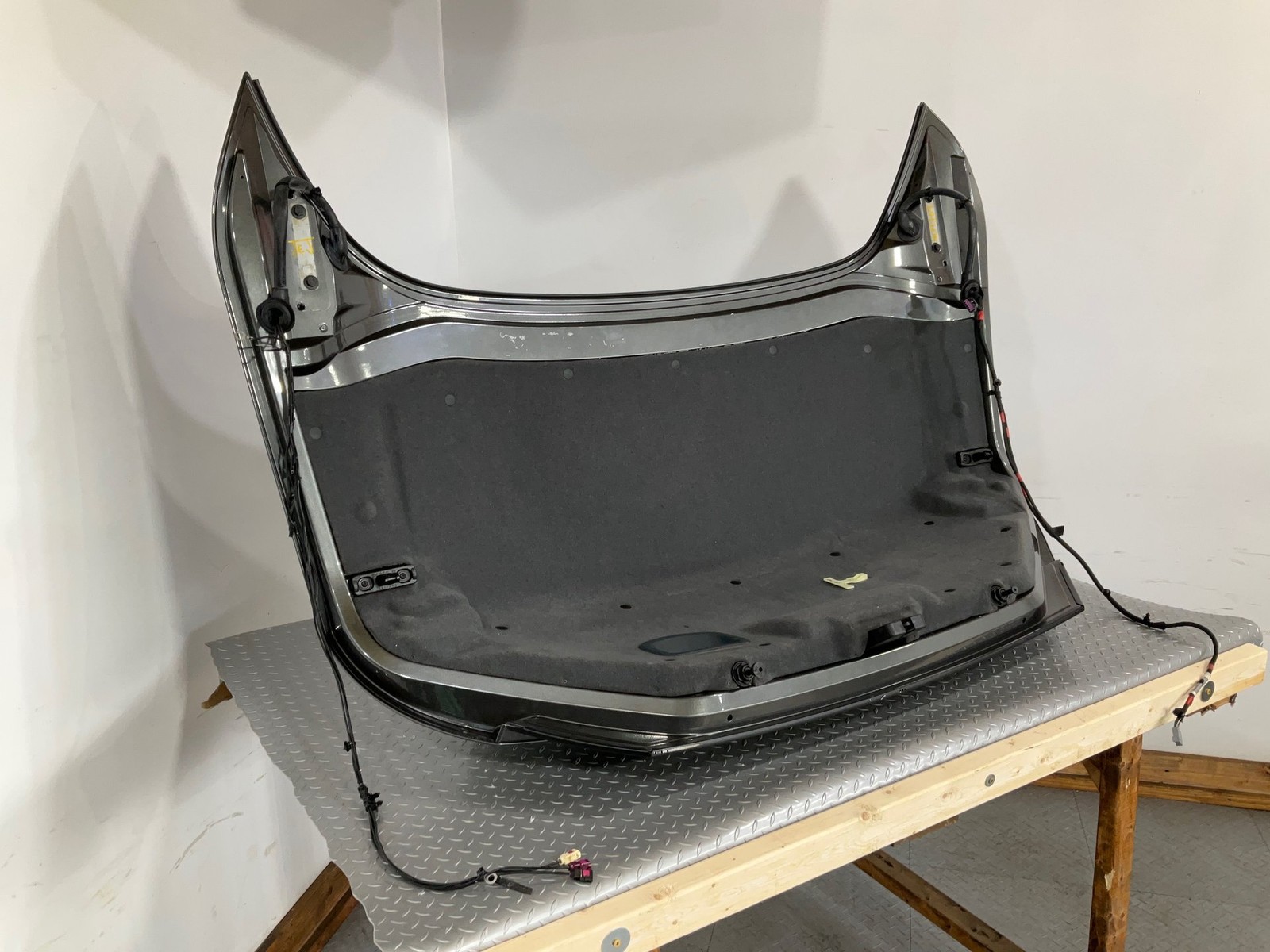 08-14 Ferrari California Rear Trunk W/3rd Brake Light (Grigio Silverstone 740)