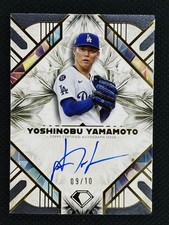 Yoshinobu Yamamoto 09/10 2025 Topps Diamond Icons Autographed Card