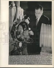 1960 Press Photo NASA's Howard Childs shows test model of ion engine, Cleveland