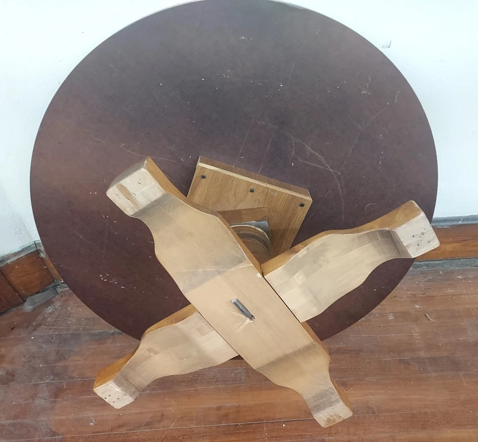 Soportes de mesa de centro redondos de roble macizo de 42" de alto con tapa giratoria BONITO estado Foto 4 de 4