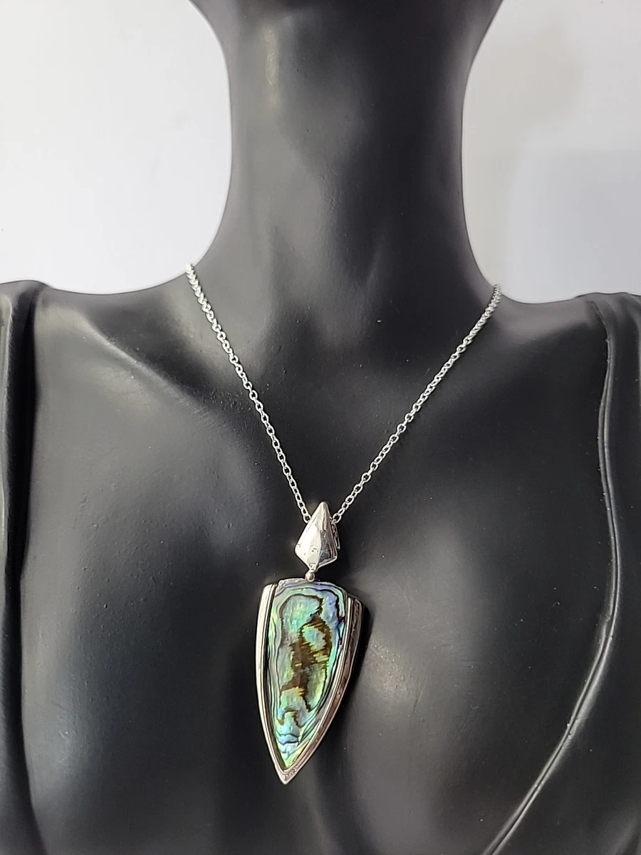 Ciondolo Piramide Triangolo In Acciaio Inossidabile Con Catena Da 60 Cm Per Uomo E Donna. Design Due Lati: Uno Lucido E Uno Satinato. Gioiello Moderno, Minimal E Resistente, In Elegante Contenitore Regalo.
