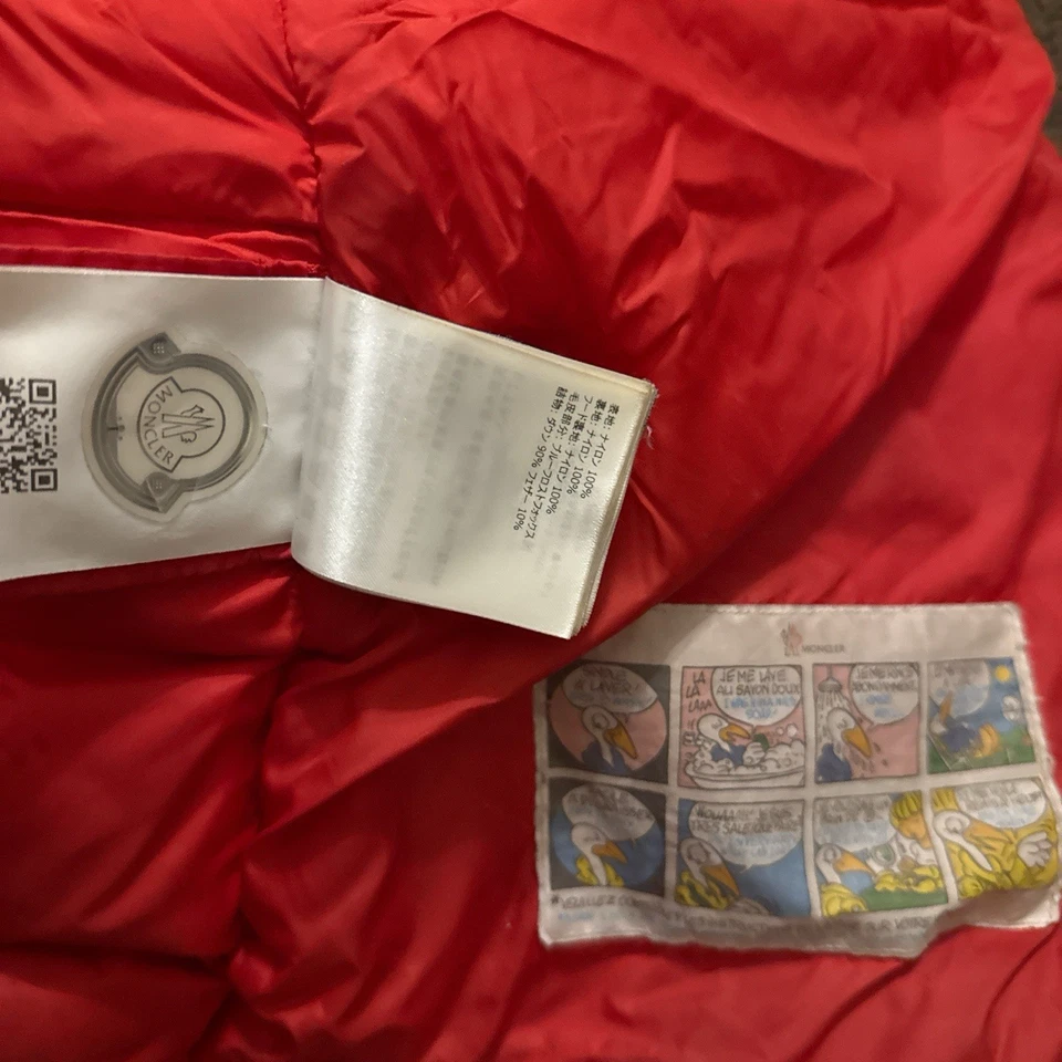 Chaqueta acolchada roja Moncler para niños talla 14 Foto 3 de 4