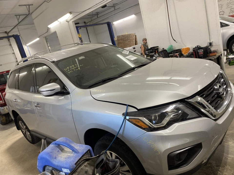 Gato de piso usado para: Nissan Pathfinder 2019 grado A Foto 3 de 4