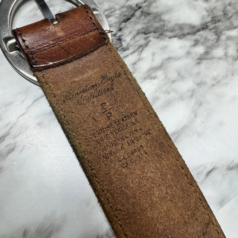 Cinturón de cuero marrón con hebilla pequeña de estrás American Eagle Outfitters de colección para mujer Foto 3 de 4