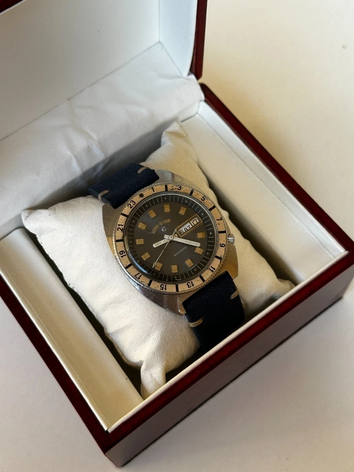 1970'S VINTAGE LORD ELGIN AUTOMATIC DAY-DATE DIVER'S WATCH 38MM RARE BLUE DIAL - Image 4 of 4