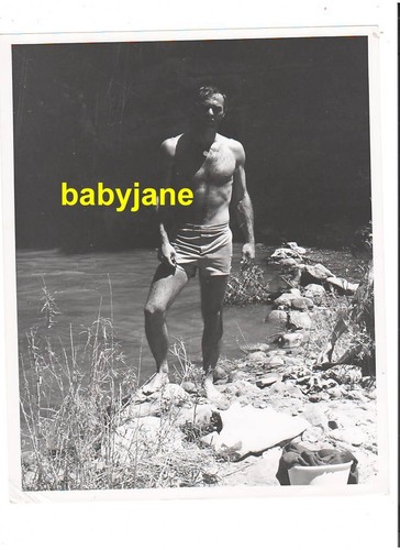 BURT REYNOLDS ORIGINAL 8X10 FOTO BARECHESTED IN SHORTS 1973 EINBLENDEN
