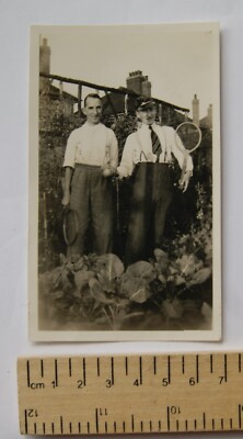 Original Foto von zwei Männern mit Tennisschlägern stehend im Kohlflicken