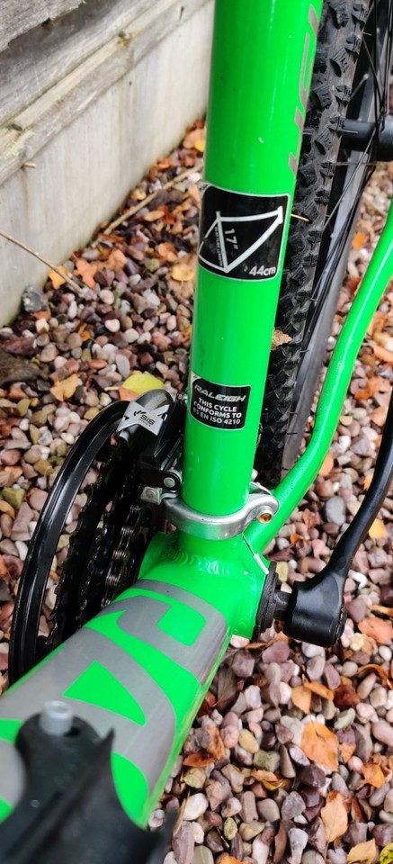 Raleigh Helion Hardtail Mountain Bike Green 27.5 Inch Wheels Cycling ...