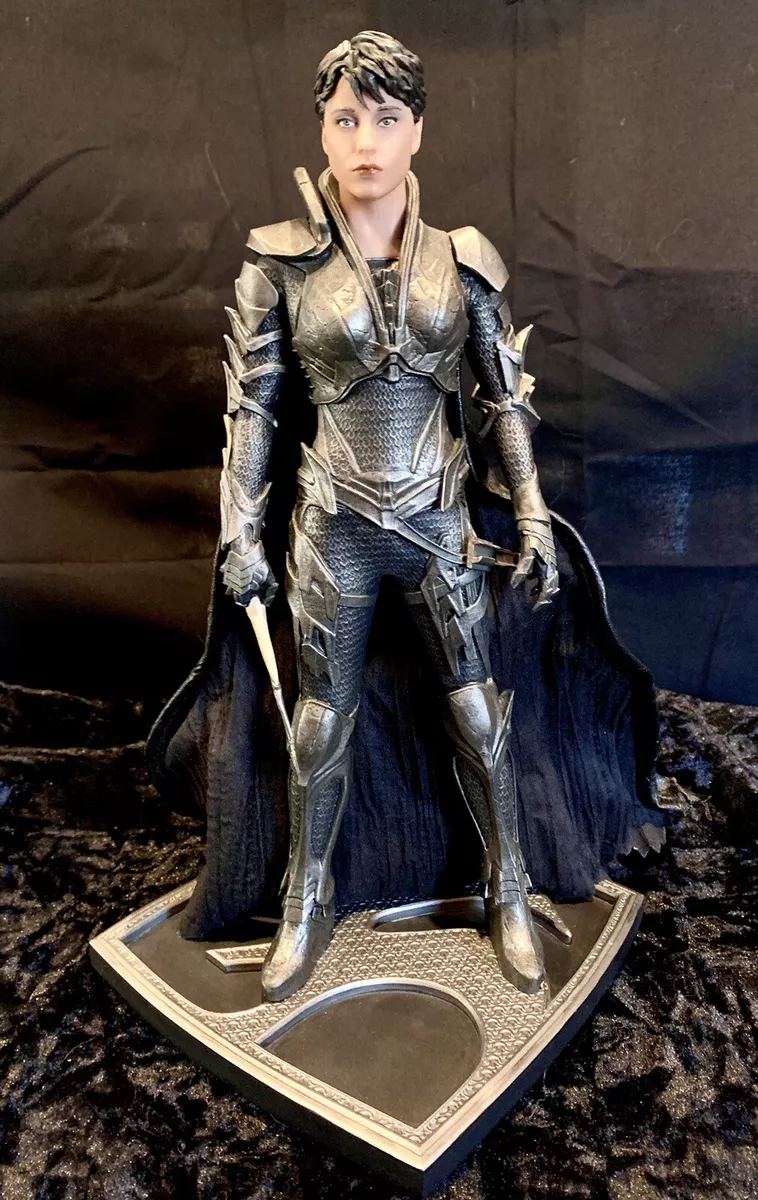 Man of Steel statue shows new Superman costume