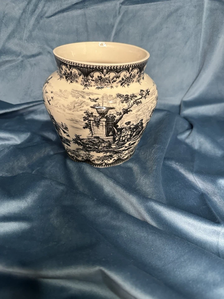 复古黑色转移器花瓶带喷泉和浪漫场景 – 斯塔福德郡 — 第 2/4 张图片