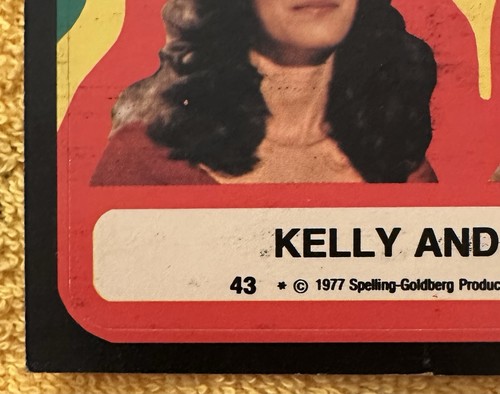 1977 Topps Charlie's Angels Sticker #43 👼 Kelly And Kris 👼 - Picture 4 of 6