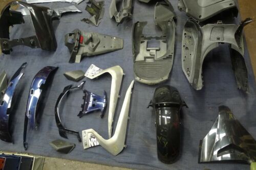 YAMAHA YP 125 R-XMAX FAIRINGS ASSORTMENT 21 ITEMS MASSIVE JOB-LOT (67-A) - Picture 1 of 12