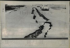 Foto de prensa 1970 Chimbote Perú, terremoto causa grietas en carretera