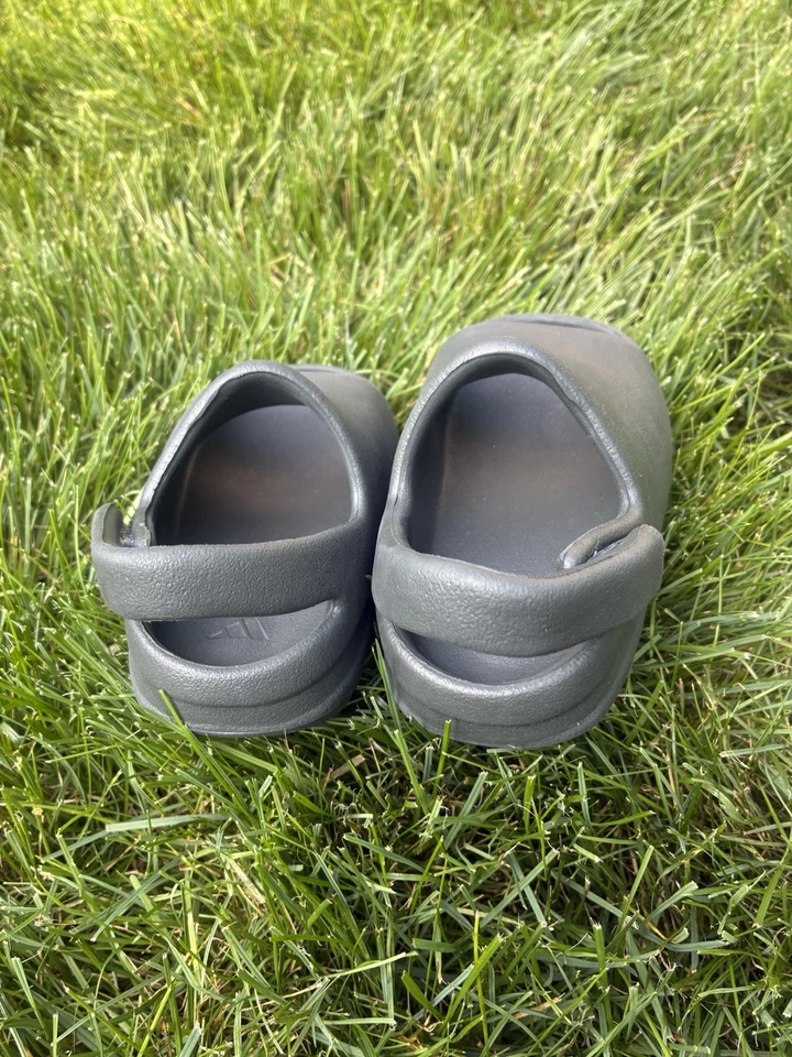Adidas Yeezy Slide infantil ônix escuro (ID5106) tamanho 5K - Novo em folha sem caixa - Imagem 3 de 3