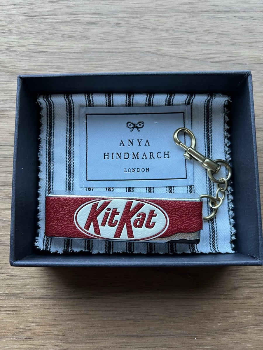 ANYA HINDMARCH KitKat キーホルダー　新品　未使用 s-l1200.jpg