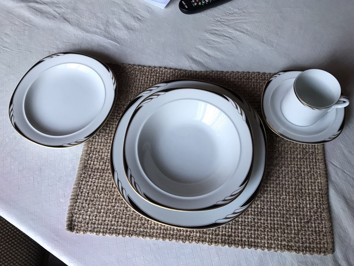 Mikasa Fine China L2058 Omega White/Black Set (Service 4