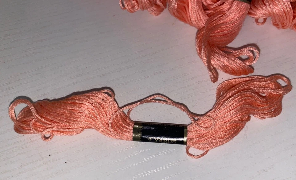 25+ Hilo de bordar American Thread Star seis hilos 9 yardas rosa melocotón salmón Foto 2 de 3