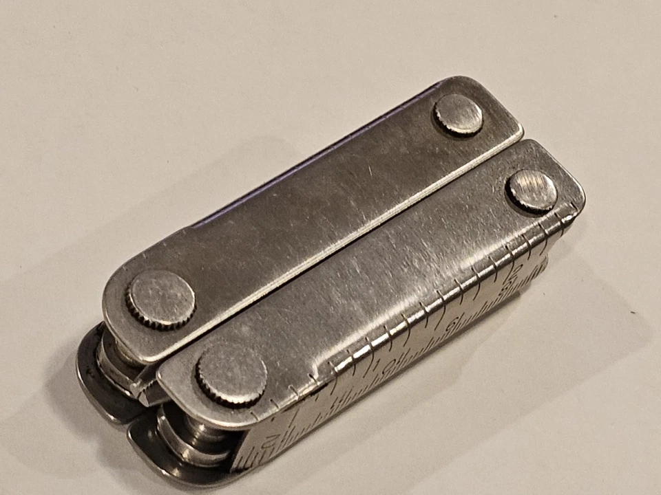 Mini herramienta Leatherman - Primera producción - En blanco ambos lados - EXTREMADAMENTE RARA Foto 3 de 4